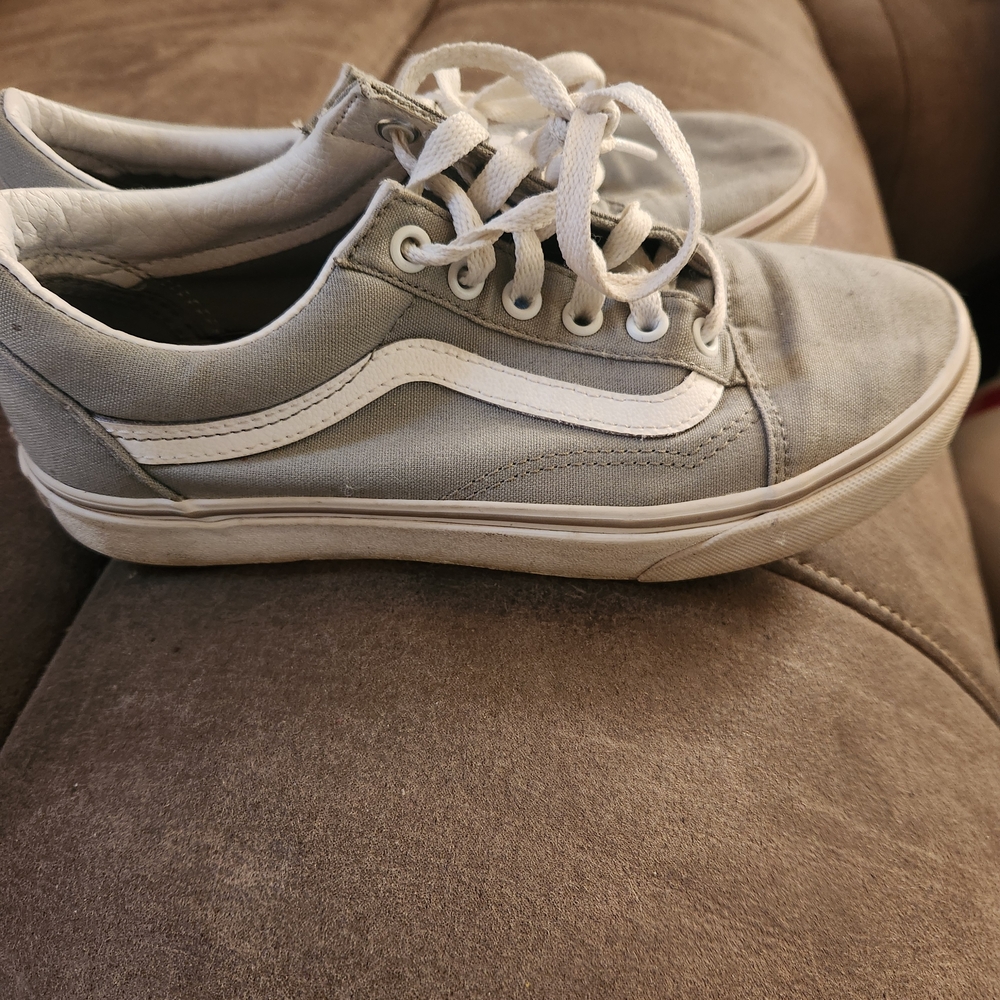 Vans Women's Gray and White Classic Low-Top Sneakers